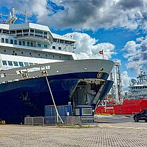 die King Seaways am Felison Terminal
