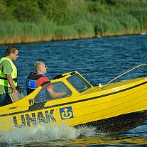 gelbes Motorboot rast vorbei