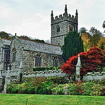 Kapelle mit rotem Baum