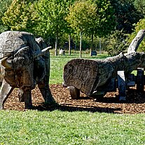 Holzbullen am Eingang der Slawenburg Raddusch