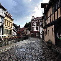 Straße mit Wasserlauf zwischen Fachwerkhäuser