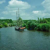 anderes Schiff auf dem Kanal