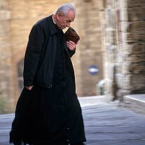 Pastore im Laufschritt über die Piazza