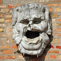 Steinfratze mit großem Maul