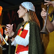Frau auf der Bühne