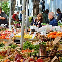 Obst und Gemüsestände Obst und Gemüsestände