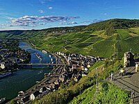 Blick von der Burg auf Bernkastel und Mosel
