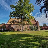 Kloster vom Park aus