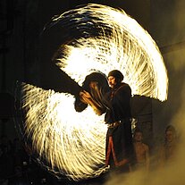 Feuerkünstler mit kreisenden Fackeln