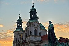 Jan Hus Denkmal und die Nikolauskirche
