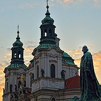 Jan Hus Denkmal und die Nikolauskirche