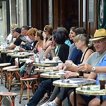 Tourries am Straßenrand beim Kaffee