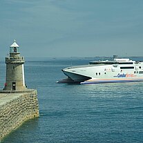 Katamaran fährt ein