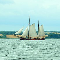 Begleitendes Segelschiff im Als Fjord Begleitendes Segelschiff im Als Fjord