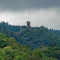 Ruine Winneburg von Weitem