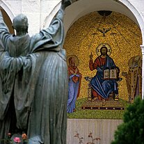 Benedict vor Christusbild Benedict vor Christusbild