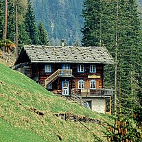 Hof mit blauen Fenstern