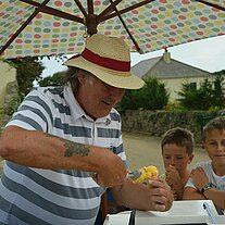 Kinder bekommen Eis