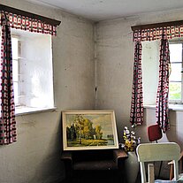 Wohnzimmer mit Sessel und Bild