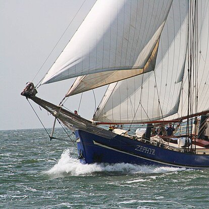 Die Zephyr unter Segeln