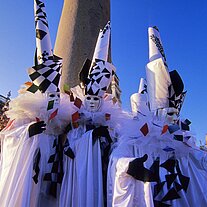 Masken in Schwarz Weiss vor dem Dogenpalast