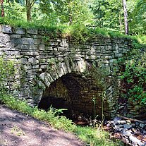 Brücke im Arboretum, dem Burgpark